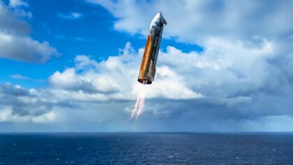 Návrat Starship z letového testu IFT-10 dne 27. srpna 2025