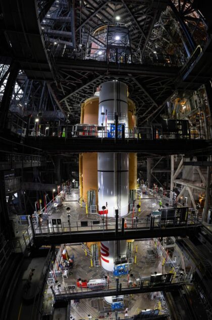 Raketa SLS v hale VAB, 25. července 2025