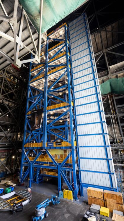 Motorová sekce pro centrální stupeň rakety SLS pro Artemis III v integrační buňce CSVIC v sekci HB2 montážní haly VAB, 13. srpna 2025