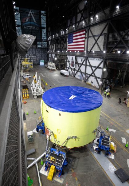 Motorová sekce centrálního stupně SLS pro Artemis IV, uskladněná v hlavní chodbě haly VAB, 27. srpna 2025