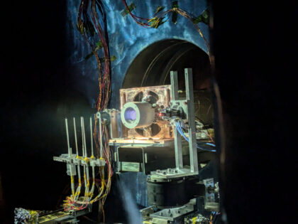 Aktivace iontového pohonu CubeSatu Henon.