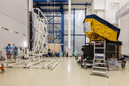 Okamžiky před spojením. Vpravo vidíme Observatoř Plato, vlevo pak sluneční štít a fotovoltaické panely v jednom.