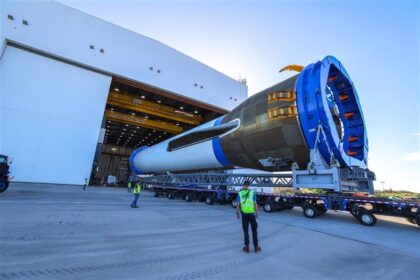 Vyvážení druhého exempláře rakety New Glenn, která se chystá na vynesení dvojice sond EscaPADE