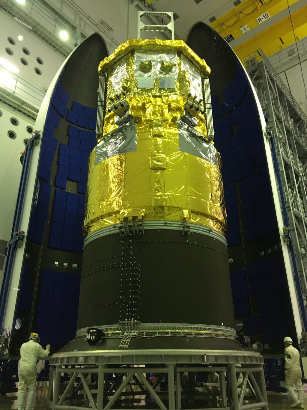 Ukládání prvního exempláře lodi HTV-X do aerodynamického krytu rakety H-III