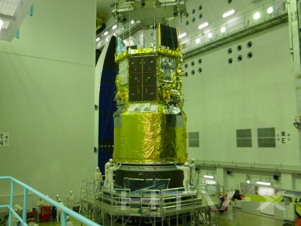 Loď HTV-X během procesu uzavírání do aerodynamického krytu rakety H3