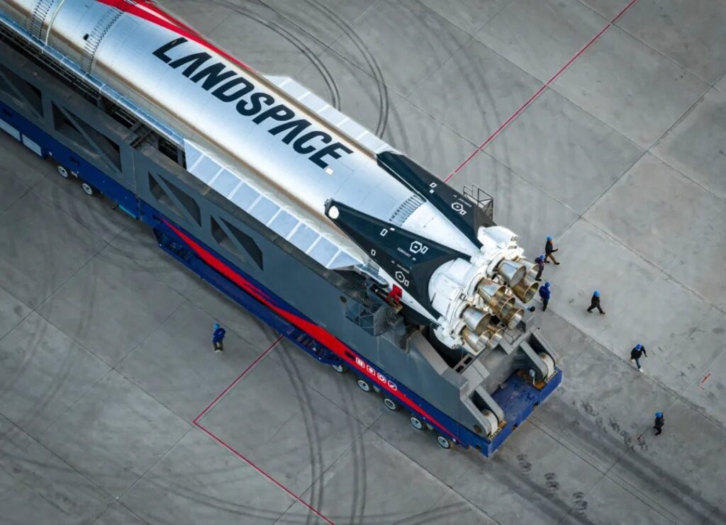 Srovnání znovupoužitleného prvního stupně rakety ZhuQue-3 s lidskými postavami.
