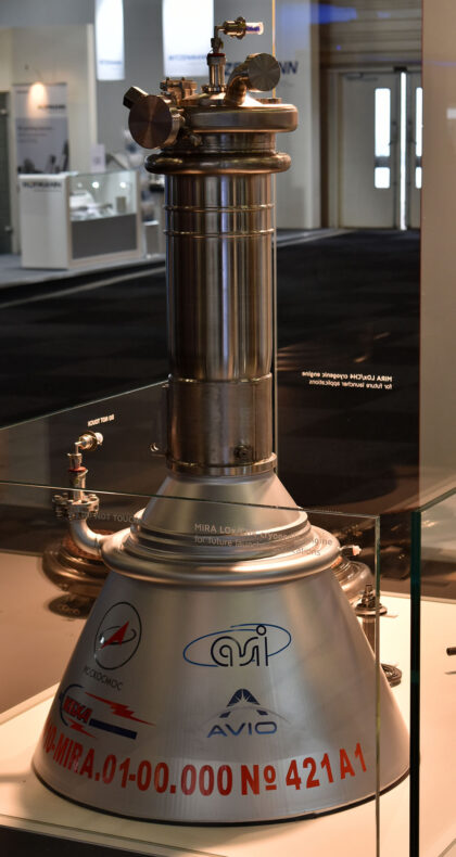 Model motoru MR10 (tehdy ještě M10 MIRA) na výstavě Le Bourget.