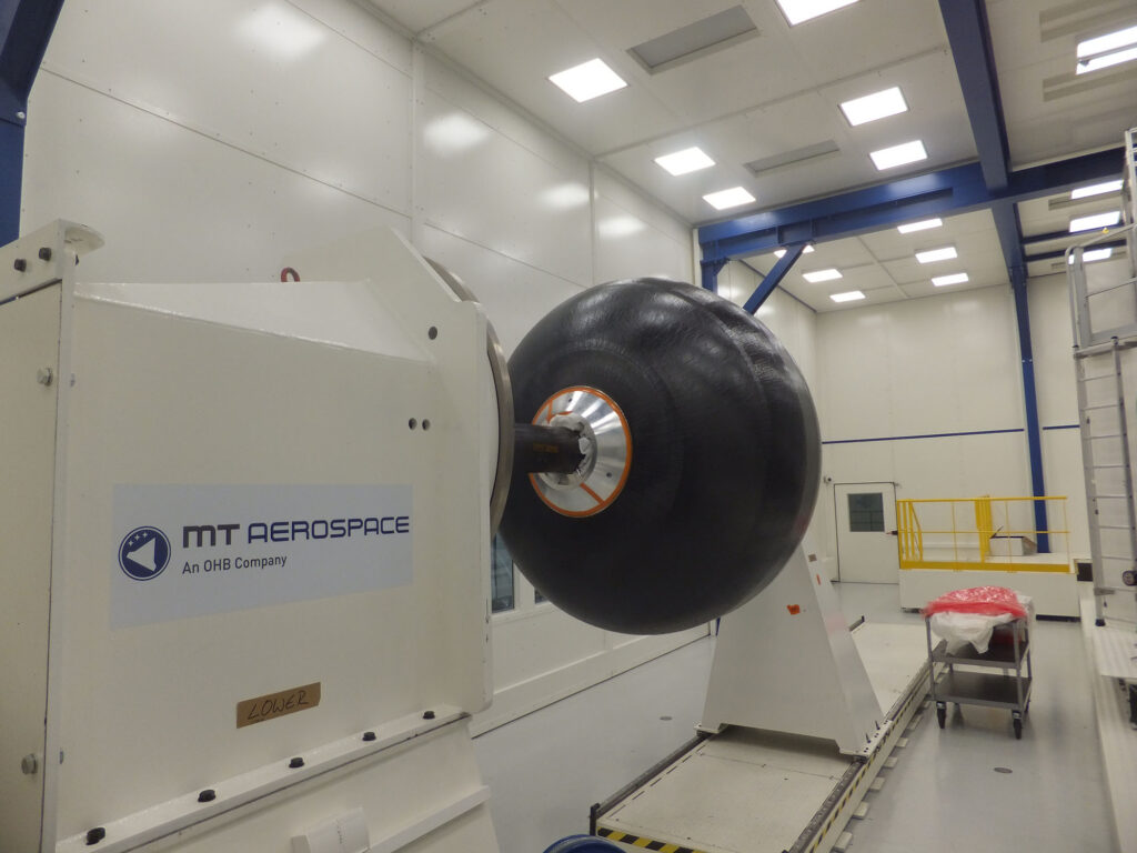 Dvoumetrová testovací nádrž programu Phoebus na zařízení pro automatické kladení uhlíkového vlákna.