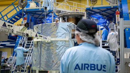 Uzavírání evropského servisního modulu ESM-4 vnějším krytem