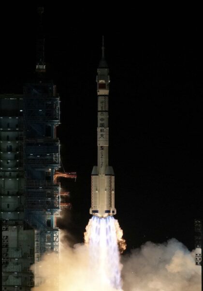 Start rakety CZ-2F s pilotovanou čínskou kosmickou lodí Shenzhou-21