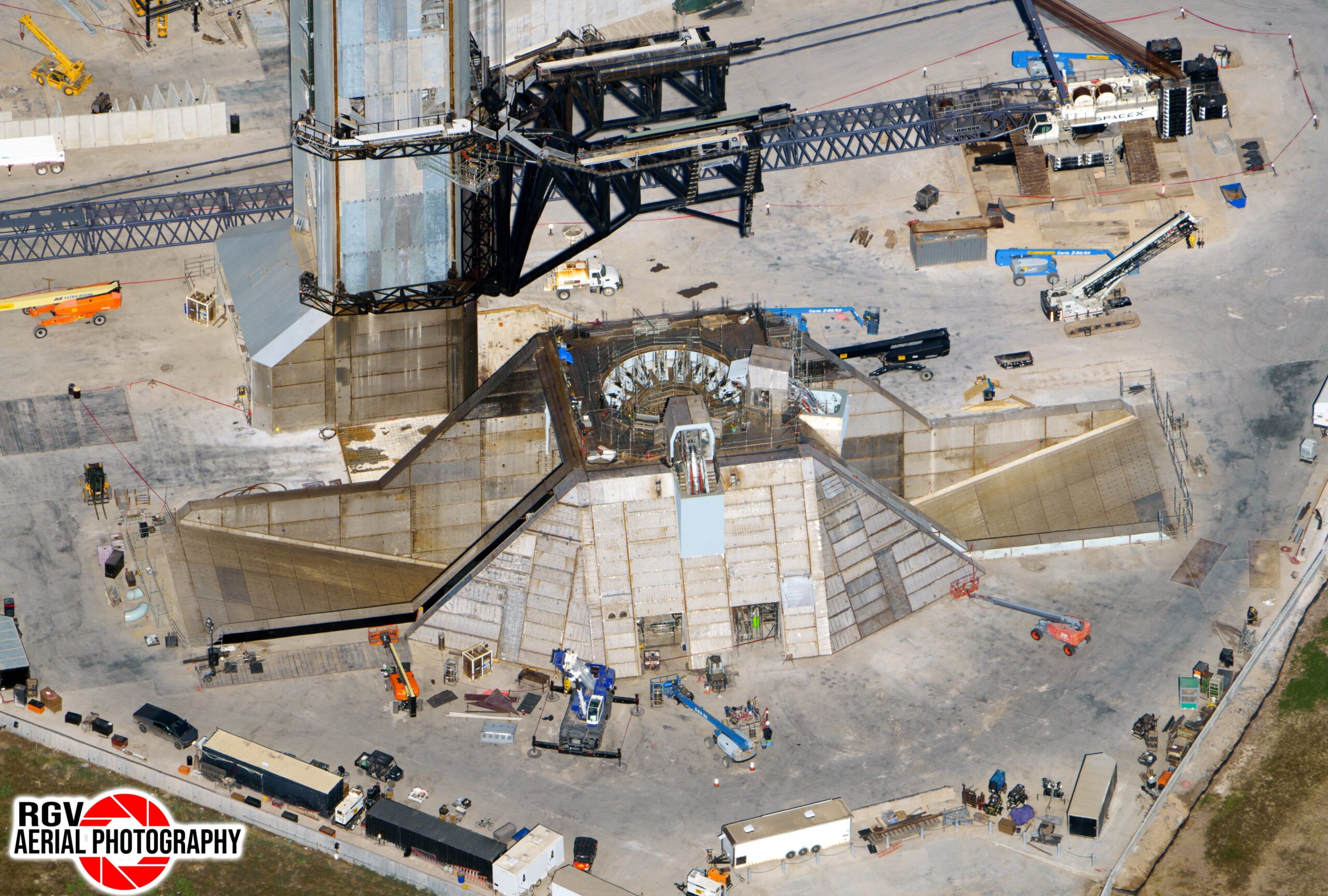 Stav nové startovní rampy ve Starbase k 31. 10. 2025