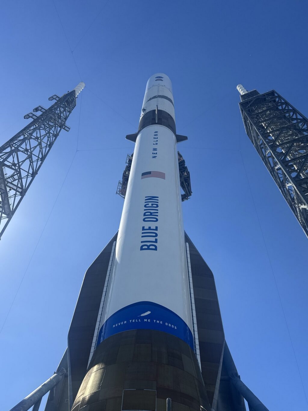 Druhý exemplář rakety New Glenn byl vztyčen na rampě a je připraven na vynesení sond EscaPADE