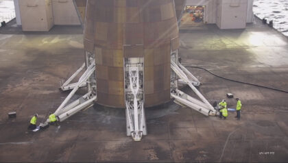 Pohled na výklopné nohy prvního stupně po jeho přistání na Jacklyn