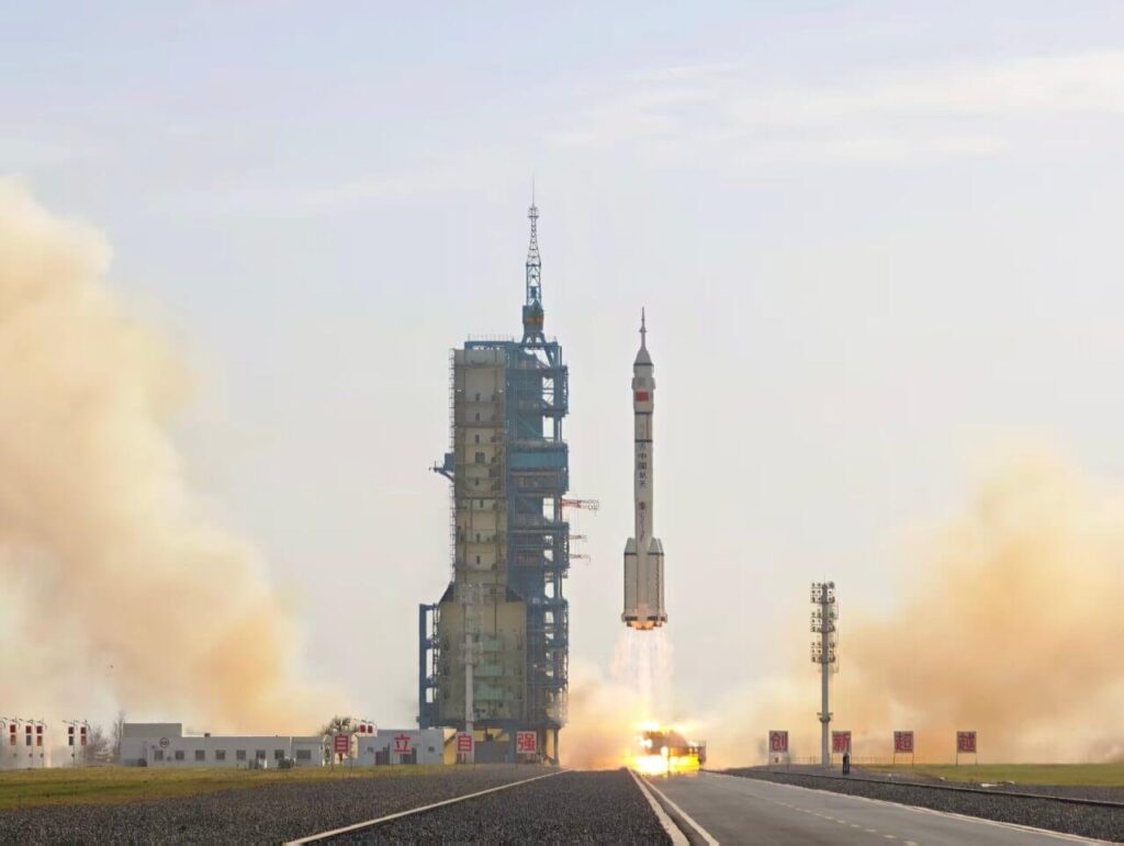 Start rakety CZ-2F s lodí ShenZhou-22 bez posádky