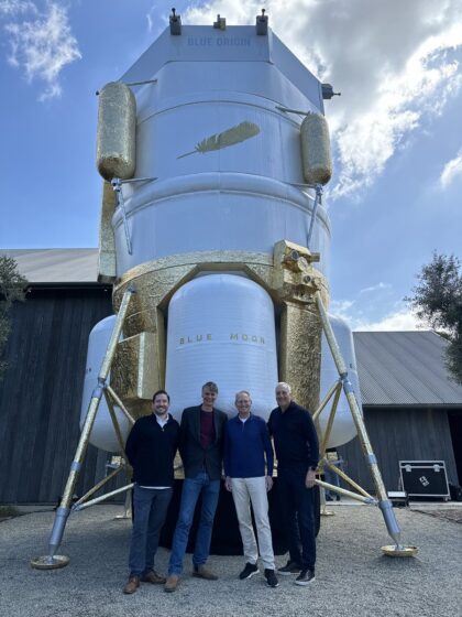 Mike Massimino (vpravo) u plnorozměrové makety landeru Blue Moon Mark 1