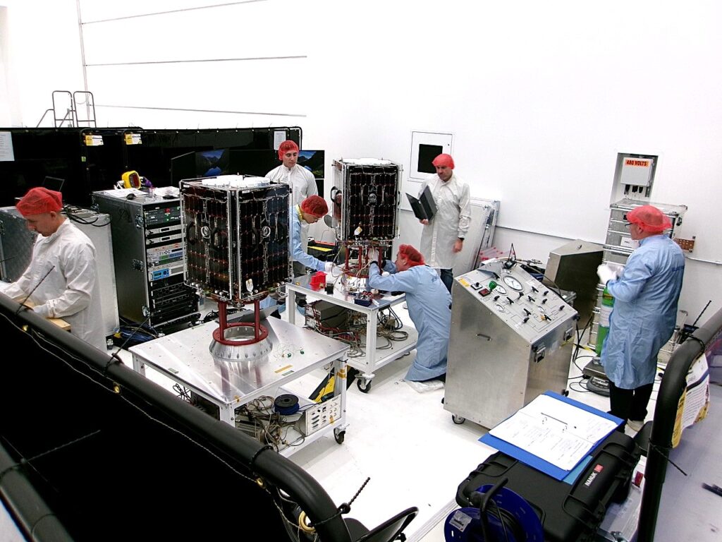 Předstartovní příprava družic HydroGNSS.