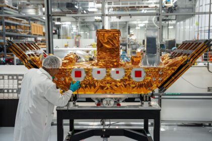 Kosmický remorkér Mira s nákladem