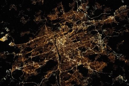 Hlavní město České republiky - Praha. Zde noční fotografie z kosmického prostoru. V tomto městě strávil Rainer rané dětství. 