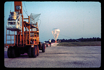 Vzácný snímek jednoho z balonových experimentů s jehož pomocí vědci v MIT zkoumali reliktní záření. 