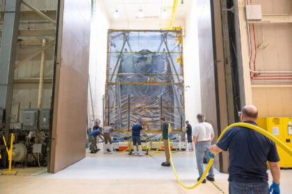 Vnější část Nancy Grace Roman Space Telescope (která se skládá z vnějšího válce, rozkládacího krytu apertury a solárních panelů) nedávno prošla vibračními a akustickými testy. Konstrukce je zde vyfocena v akustické testovací komoře na Goddardově středisku v Greenbeltu ve státě Maryland, kde byla vystavena intenzivnímu zvuku, aby se simulovaly podmínky při startu.