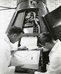 Inženýři společnosti IBM kontrolují počítač kosmické lodi Gemini.