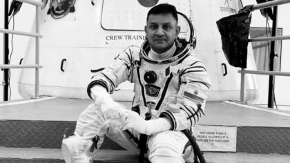 Angad Pratap před simulátorem kosmické lodě Gaganyaan. Foto: ISRO