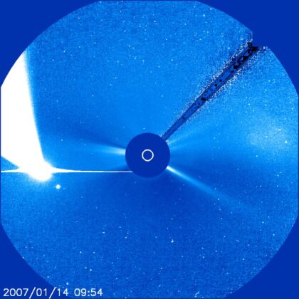 Pozorování známé komety McNaught pomocí observatoře SOHO.