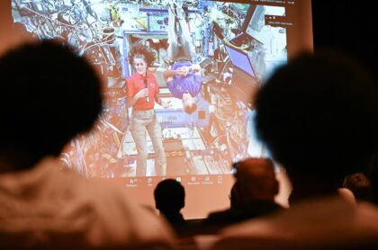 Vysílání z ISS pro děti umožňuje podnítit jejich zájem o vědu, techniku a výzkum.