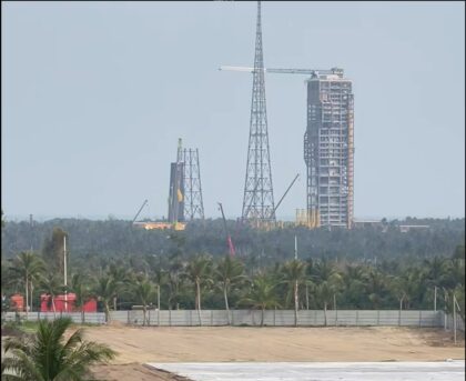 Na fotografii z 13. listopadu roste obslužná věž na mobilní vypouštěcí plošině (vlevo) do výšky. Staví se také druhý bleskosvod.