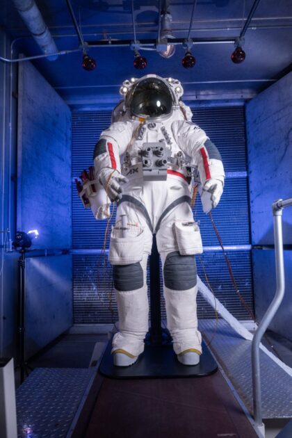 Kvalifikační exemplář skafandru AxEMU během tepelně vakuového testu v listopadu 2025