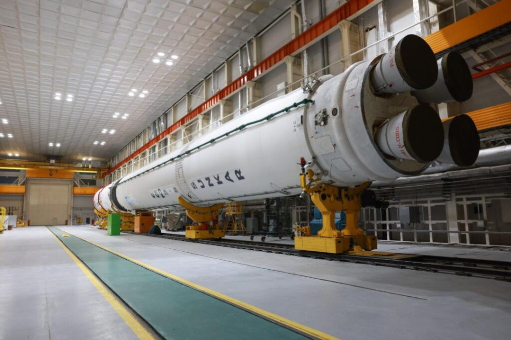 Raketa Sojuz-5 během příprav na první startZdroj: https://pbs.twimg.com/