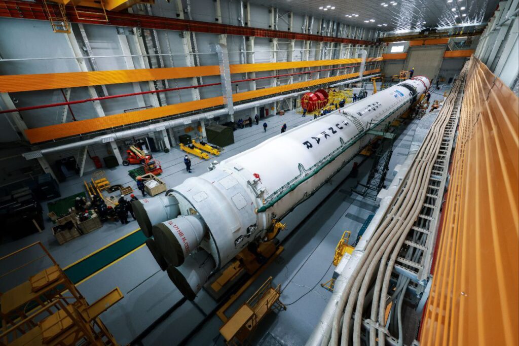 Raketa Sojuz-5 během příprav na první start