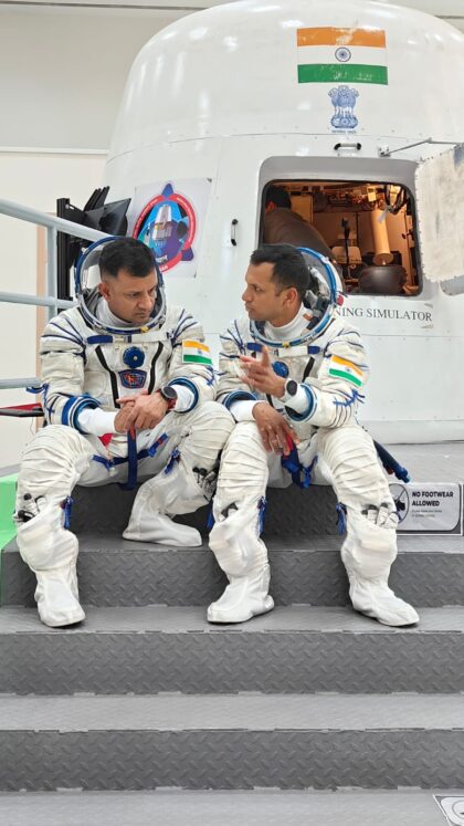 Diskuse dvojce astronautů před simulátorem lodě Gaganyaan. Zajímavostí je, že oba na sobě mají skafandry ruské výroby. Ajit Krishnan je v pravo. Vlevo: Angat Pratap. Foto: ISRO
