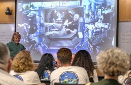 Americká astronautka Tracy Caldwell-Dyson během videohovoru s americkými studenty.