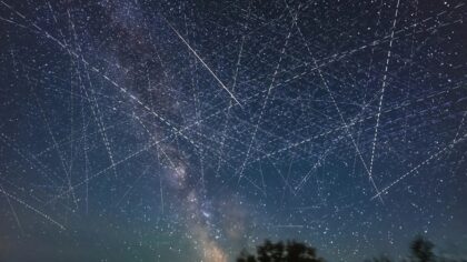 Třicetiminutová expozice dobře ukazuje, kolik je za tak krátkou dobu vidět stop po družicích.