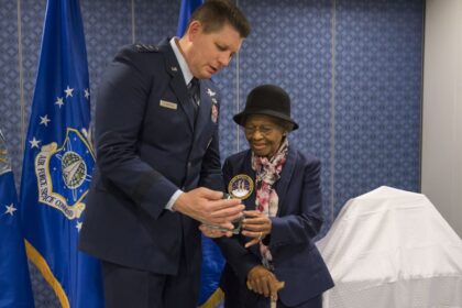 Gladys West přebírá od generála D. T. Thompsona ocenění při příležitosti jejího uvedení do Síně slávy. 