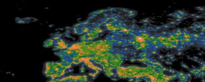 Situace se světelným znečištěním v Evropě. Černá je nejlepší a nejpřirozenější obloha, naopak červená a bílá značí stav nejhorší. Jak vidíte, najít v Evropě přirozeně tmavou oblohu už je v podstatě nemožné.