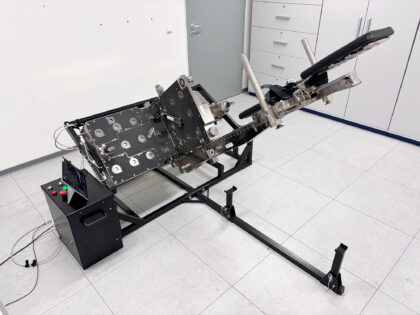 Posilovací stroj E4D.