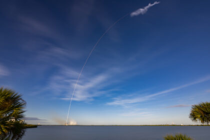 Dlouhoexpoziční snímek startu Falconu 9 na misi Starlink 6-96 z CCSFS 9. ledna 2026.