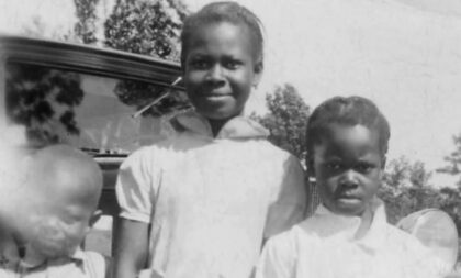 Mládá Gladys West se svou sestrou. 