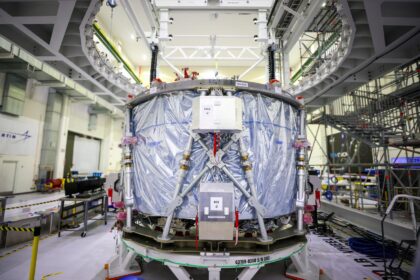 Evropský servisní modul Orionu pro misi Artemis IV po vybalení z přepravního kontejneru v budově O&C v Kennedyho středisku, 22. prosince 2025