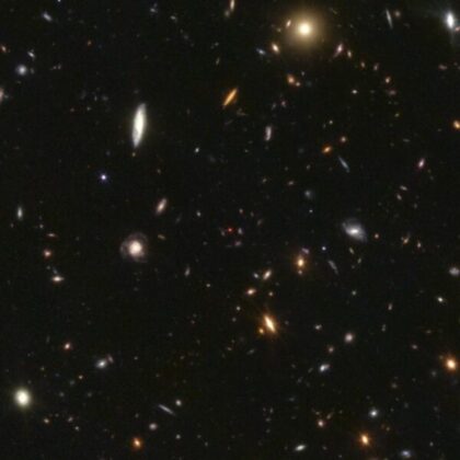 Malé červené tečky se objevují na mnoha snímcích z JWST.