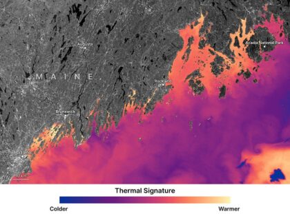 Snímek v nepravých barvách z přístroje Thermal Infrared Sensor na družici Landsat 9 pořízený 11. října 2025 ukazuje tepelnou stopu moří u pobřeží státu Maine. Odhaluje jemnější prostorové rozdíly teplot mezi jednotlivými zátokami. Chladnější vody se jeví fialové a modré, zatímco teplejší vidíme jako oranžové a žluté.