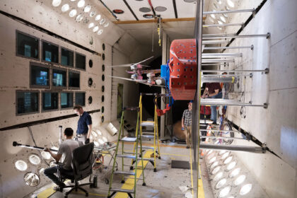 Zleva Charles Pheng, Ryan Miller, John Kayrouz, Kristen Carey a Josie Ward se připravují na první aeromechanické výkonnostní testy rotorů Dragonfly v reálné velikosti v transonickém dynamickém tunelu v Langleyho výzkumném centru NASA ve Virginii.