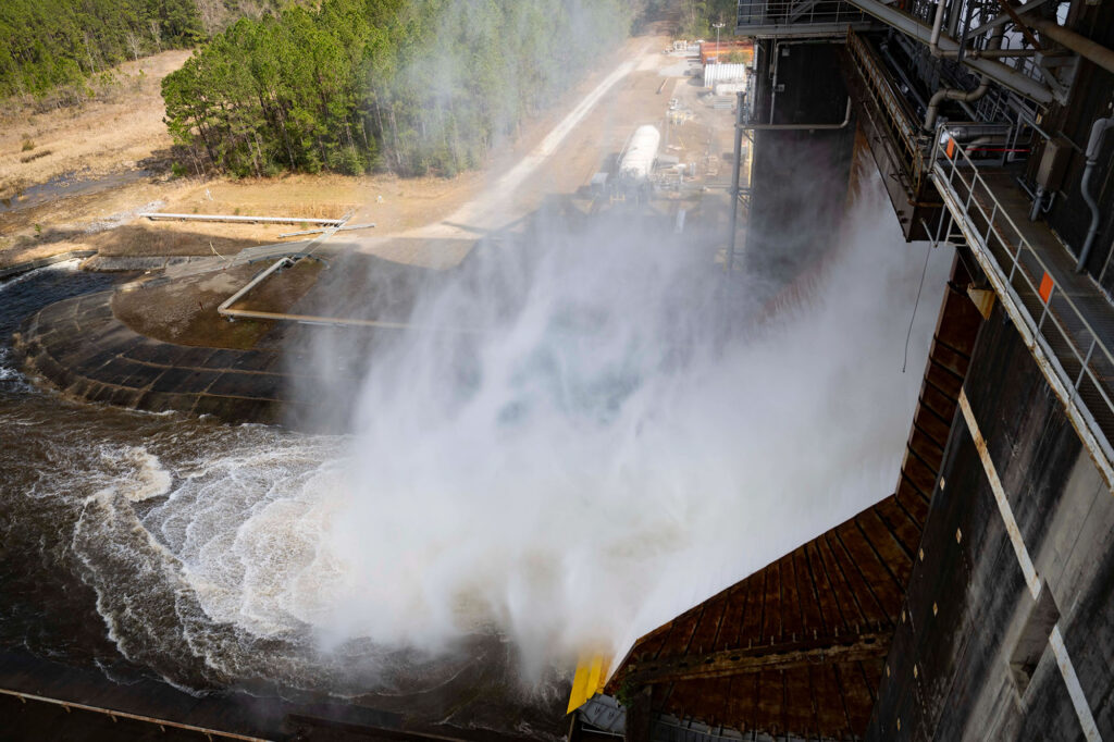 Týmy ze Stennisova střediska dokončily 30. ledna na zkušebním stanovišti Thada Cochrana (B-2) významný milník v oblasti aktivace vodního systému. V rámci tohoto milníku byly otestovány nové chladicí systémy přidané ke stanici pro budoucí sérii testů Green Run horního stupně raket NASA, který by měl letět v rámci mise Artemis IV.
