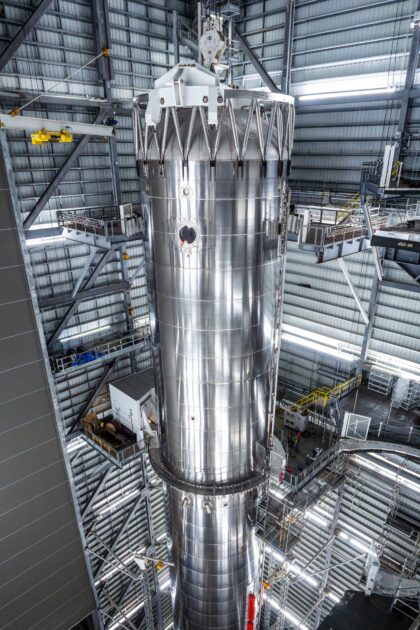 Ve spodní části fotografie můžete vidět COPV's (červené nádoby) na Super Heavy B19