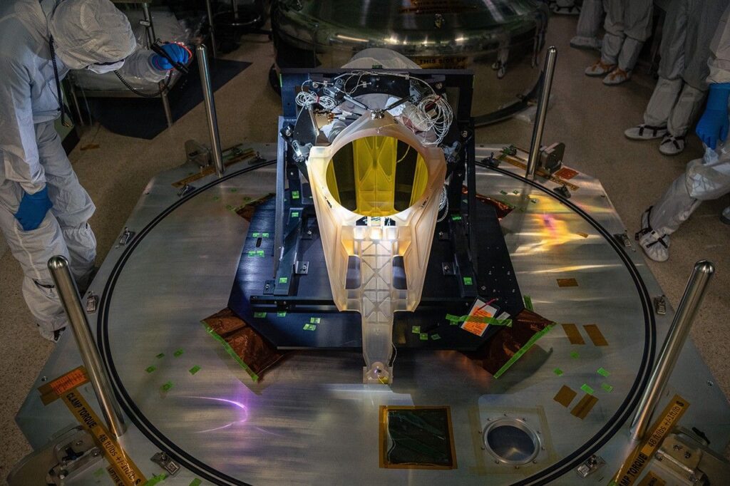 V květnu 2024 technici zkontrolovali prototyp dalekohledu LISA v zatemněné čisté místnosti na Goddardově středisku. Baterkou osvícená struktura dalekohledu tedy září. Prototyp je vyroben z průsvitného, jantarově zbarveného sklokeramického materiálu zvaného Zerodur, který se často používá v aplikacích vyžadujících vysokou přesnost, protože odolává změnám tvaru v širokém teplotním rozsahu. Zrcadlo, které se nachází poblíž středu a je potaženo zlatem, odráží zvětšený obraz části dalekohledu.