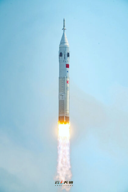 Start prvního stupně Dlouhého pochodu 10A s kosmickou lodí Mengzhou a jejím záchranným systémem.