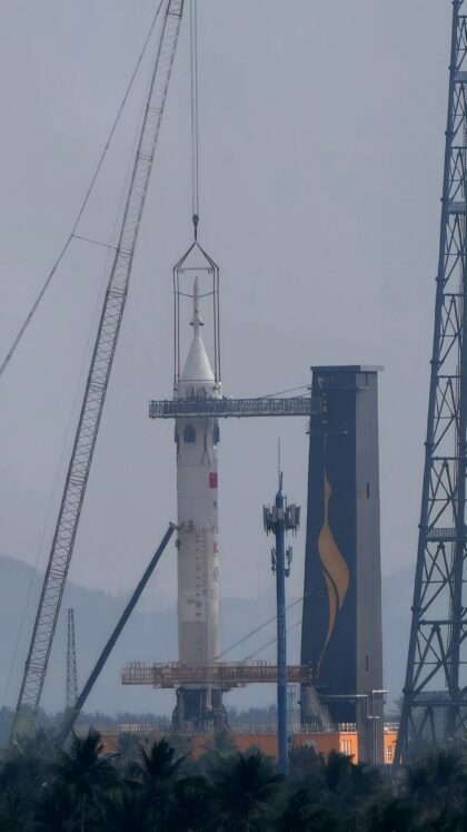 Testovací exemplář rakety CZ-10 s lodí Mengzhou pro nadcházející test Max Q v komplexu 301 dne 3. února 2026
