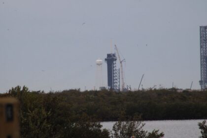 Přístupové rameno na rampě 39A na Floridě je podpíráno jeřábem